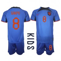 Otroški Nogometni dresi Nizozemska Cody Gakpo #8 Gostujoči SP 2022 Kratek Rokav (+ Kratke hlače)